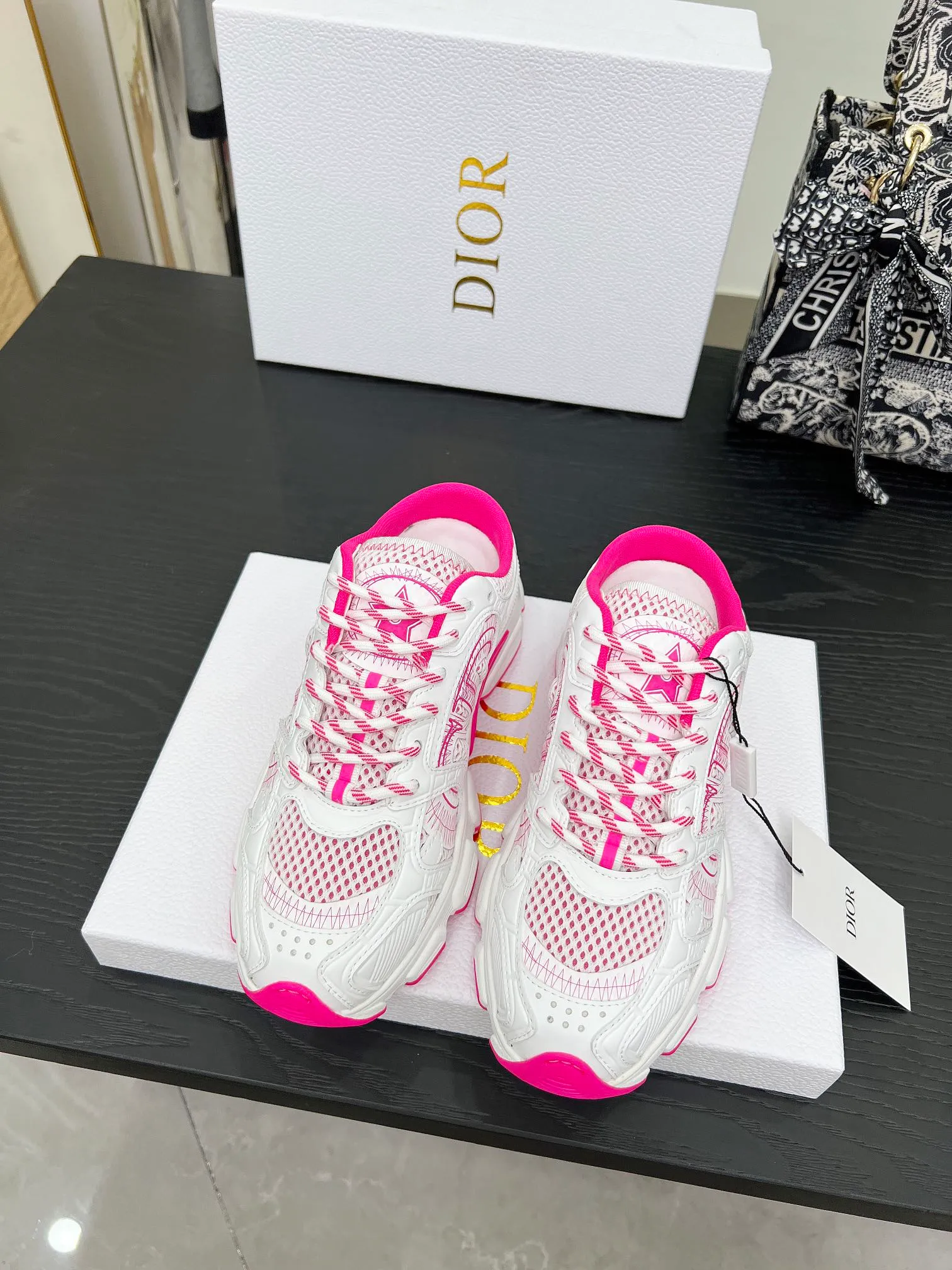 p560🐮🐮This Dior Chrono sports half slipper reinterprets running shoes with Dior's haute couture style. Gray mesh fabric is paired with tonal suede calfskin panels, the CD logo on the side, the star patch on the tongue and the Dior logo on the heel, all in classic fine detail. Featuring two-tone laces and a lightweight sole with star graphics, they can be worn year-round. Size: Women’s size 35-41 (35/42 can be customized) Men’s size 40-46 (men’s version is being printed) Color: 12 colors available